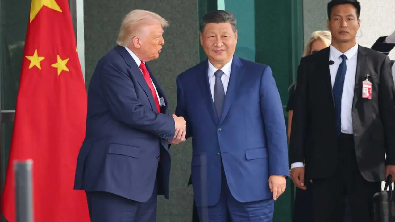 El presidente de Estados Unidos, Donald Trump (izq.), y el presidente de China, Xi Jinping, se dan la mano tras sus conversaciones en el sal&oacute;n de recepciones Naraemaru, dentro de una base de la Fuerza A&eacute;rea en la ciudad de Busan, al sureste del pa&iacute;s. / EP