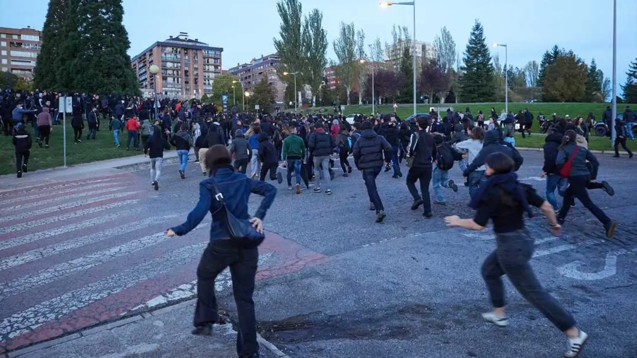 Decenas de personas corriendo tras la intervenci&oacute;n policial de las Unidades de Intervenci&oacute;n Policial (UIP) en el acto que hab&iacute;a convocado Vito Quiles en la Universidad de Navarra, a 30 de octubre de 2025, en Pamplona, Navarra (Espa&ntilde;a). El activista Vito Quiles hab&iacute;a ha anunciado la suspensi&oacute;n del acto, dentro de su tour 'Espa&ntilde;a combativa', que ten&iacute;a previsto celebrar este jueves por la tarde en el exterior de la Facultad de Comunicaci&oacute;n despu&eacute;s de que la Polic&iacute;a Nacional le haya advertido de &ldquo;la amenaza de proetarras&rdquo;, seg&uacute;n ha se&ntilde;alado el propio Quiles en un mensaje en la red social X.
Fecha: 30/10/2025. leer menos
