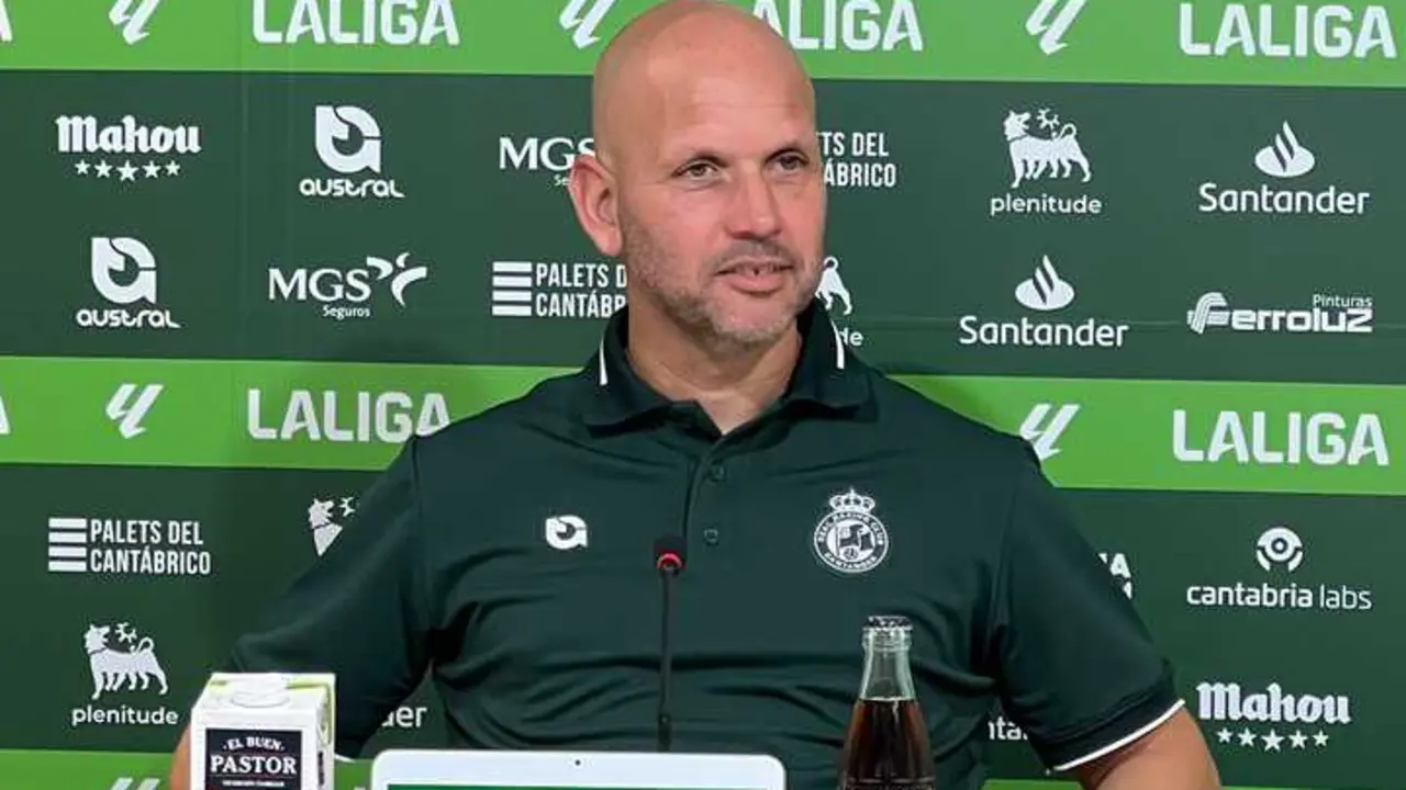 El entrenador del Racing de Santander, Jos&eacute; Alberto, en rueda de prensa. / rrc