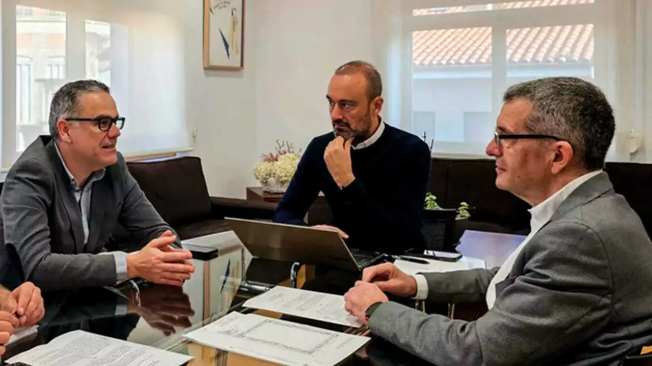 Reuni&oacute;n del alcalde L&oacute;pez Estrada y la Gimn&aacute;stica de Torrelavega el pasado 19 de marzo. / x