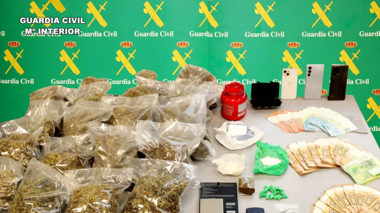 Droga y efectos intervenidos en la operaci&oacute;n. / GUARDIA CIVIL