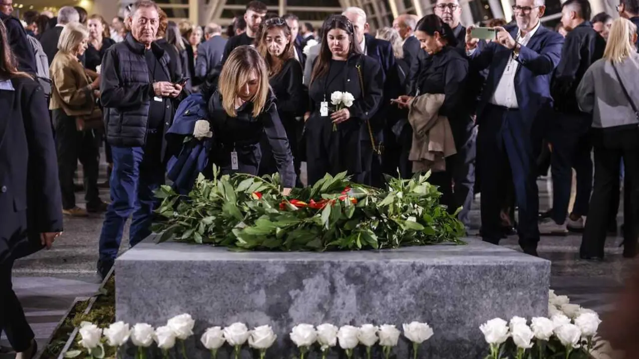 Familiares de las v&iacute;ctimas depositan rosas blancas durante el homenaje a las v&iacute;ctimas de la dana. / Rober Solsona