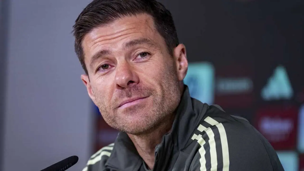 Xabi Alonso durante una rueda de prensa. / Alberto Gardin
