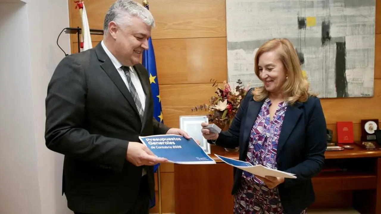 El consejero de Econom&iacute;a y Hacienda, Luis &Aacute;ngel Ag&uuml;eros, registra los presupuestos de 2026 en el Parlamento. / Alerta