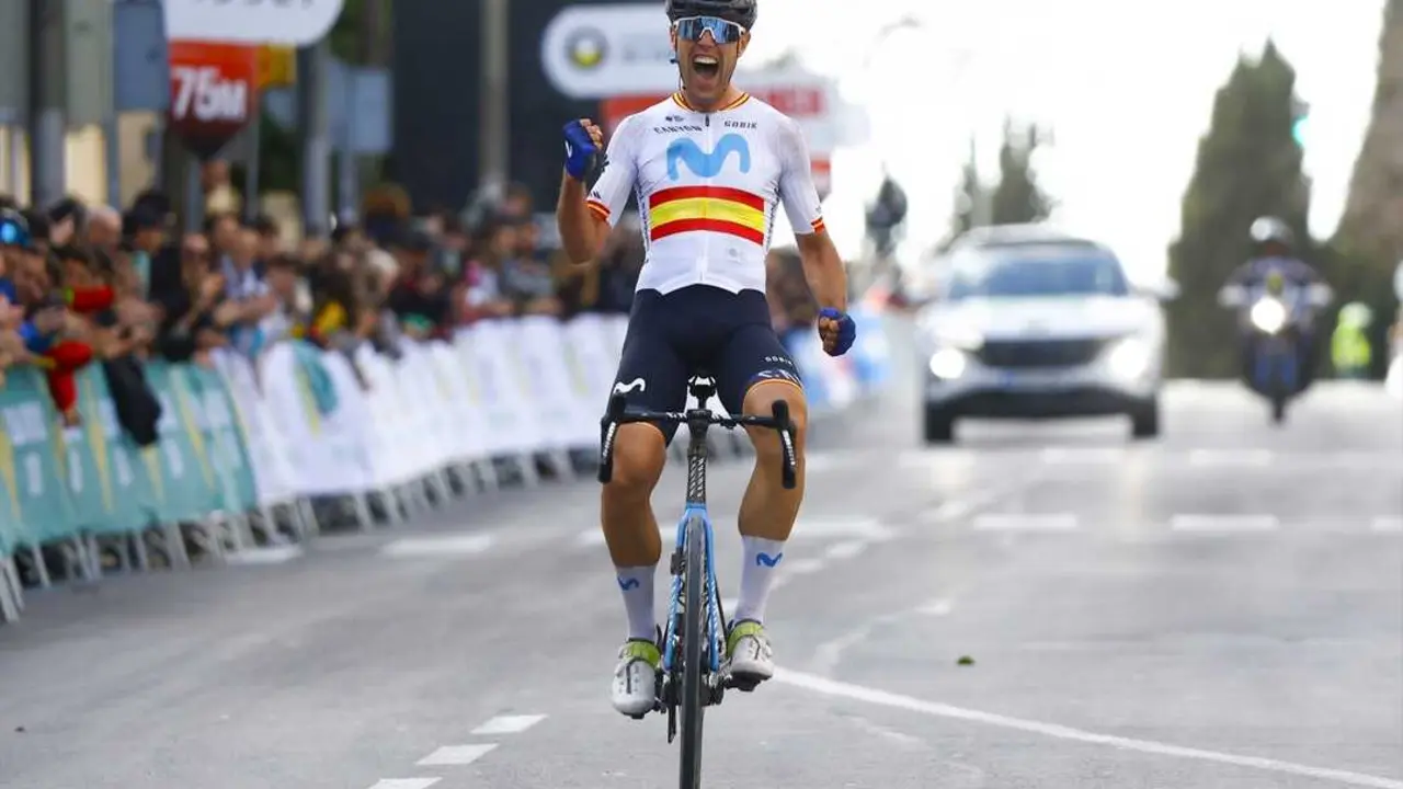 El ciclista espa&ntilde;ol Oier Lazkano (Movistar Team) celebra su victoria en la Cl&aacute;sica Ja&eacute;n Para&iacute;so Interior del 2024. / Luis &Aacute;ngel G&oacute;mez