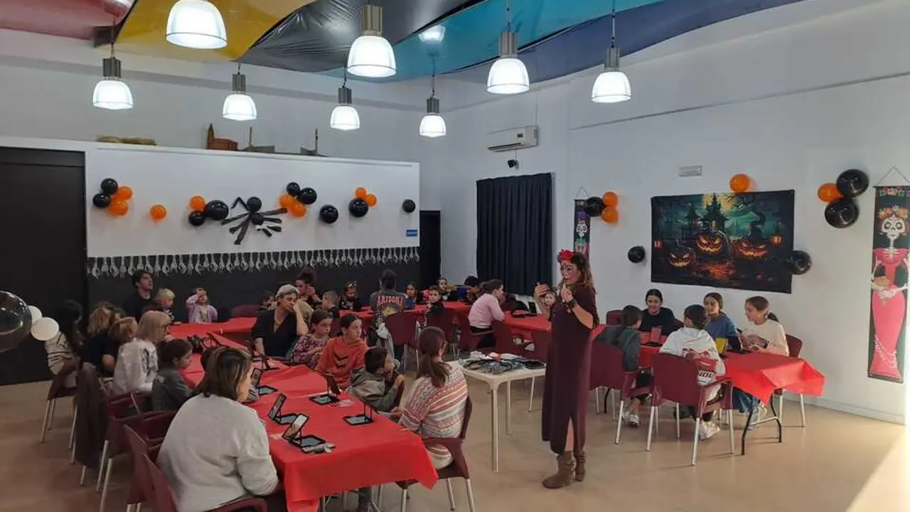 Uno de los talleres de esta semana por Halloween. / A.M.