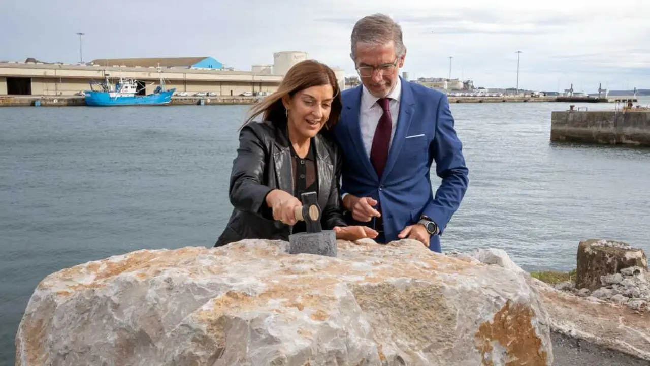 Buruaga pone la 'primera piedra' del Muelle de Raos 6. / Alerta
