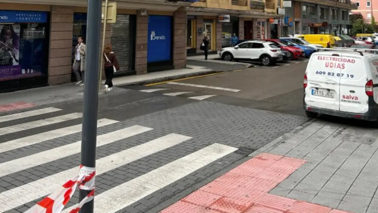 Los vecinos denuncian un modelo de ciudad improvisado, con obras que se hunden y restricciones que alejan a los visitantes. / A.E.