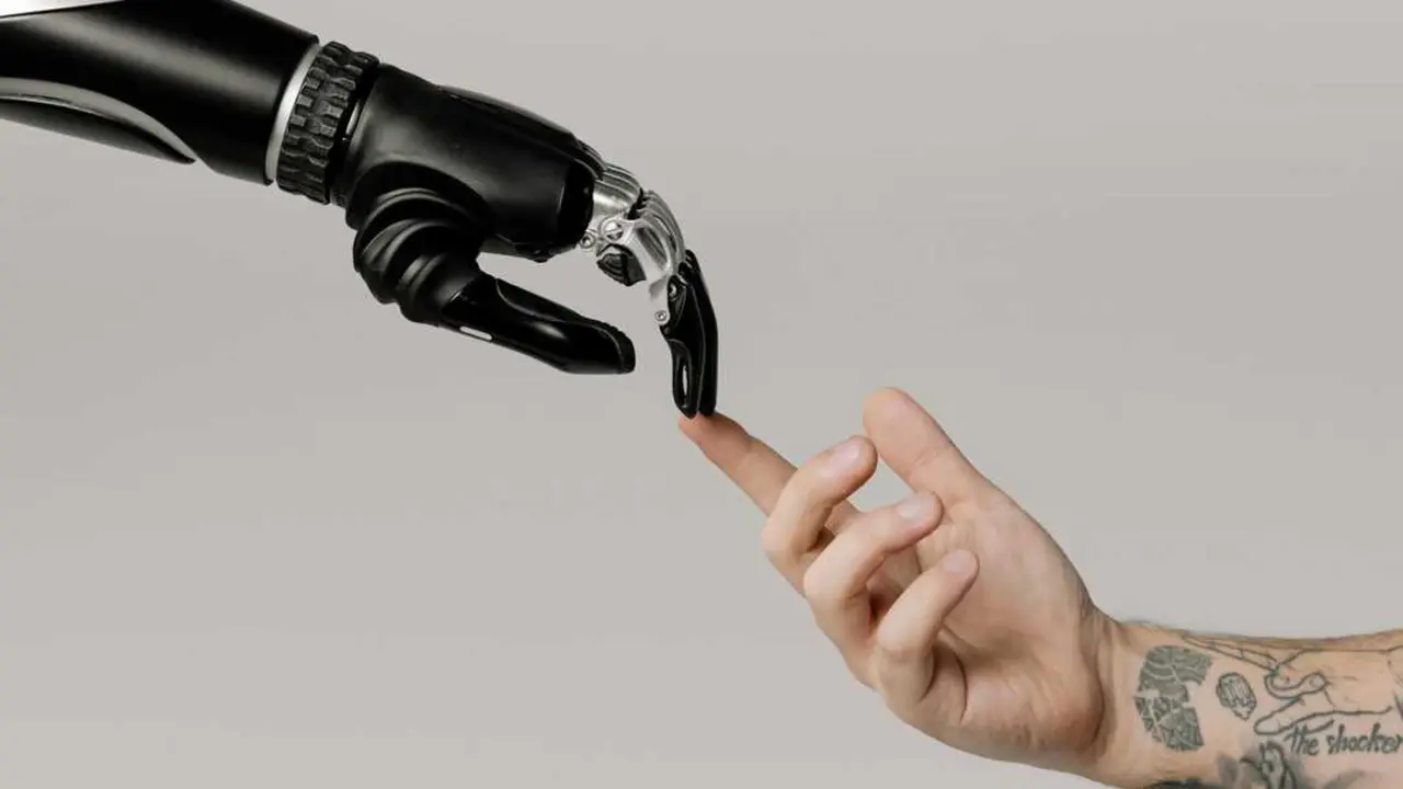 Los chatbots de IA est&aacute;n mostrando fallos de razonamiento, errores de l&oacute;gica y hasta cambios de &ldquo;personalidad&rdquo; tras exponerse al contenido superficial de X, TikTok e Instagram. / A.E
