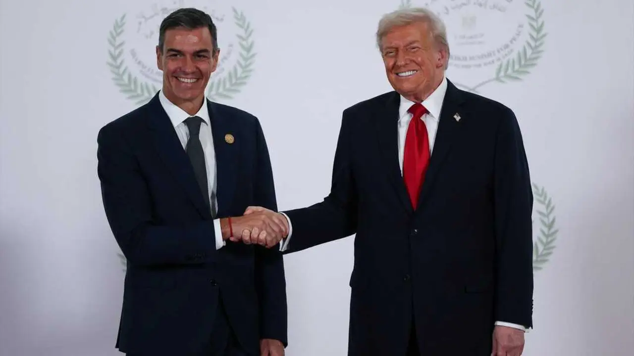 El presidente de Estados Unidos, Donald Trump (der.), y el presidente del Gobierno espa&ntilde;ol, Pedro S&aacute;nchez, se dan la mano mientras posan para una fotograf&iacute;a en la Cumbre de Paz de Sharm El-Sheikh, en Egipto. / Suzanne Plunkett