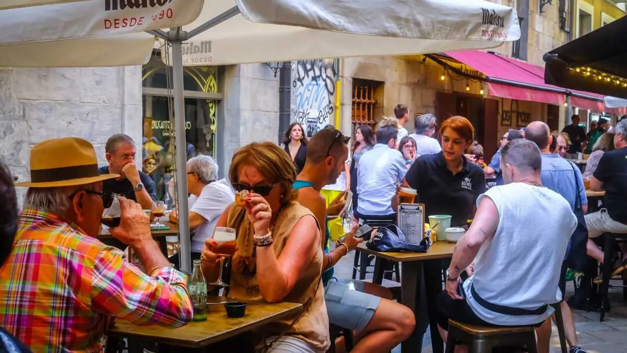 Varias personas en una terraza de un bar en Santander. / Nacho Cubero / EP