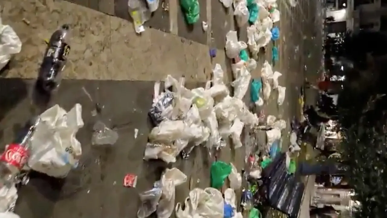 Zona de la Plaza Pombo llena de basura. / X