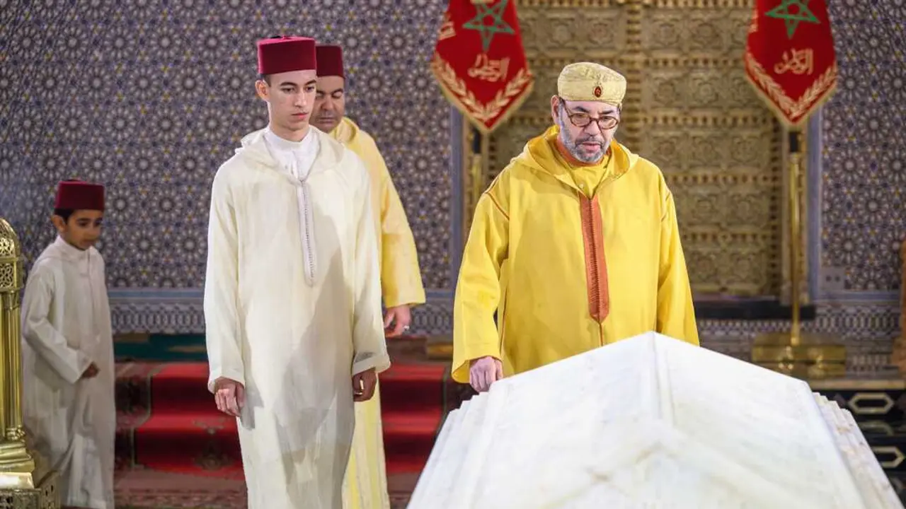 El rey Mohamed VI de Marruecos y su heredero, el pr&iacute;ncipe Moulay Has&aacute;n. / EP