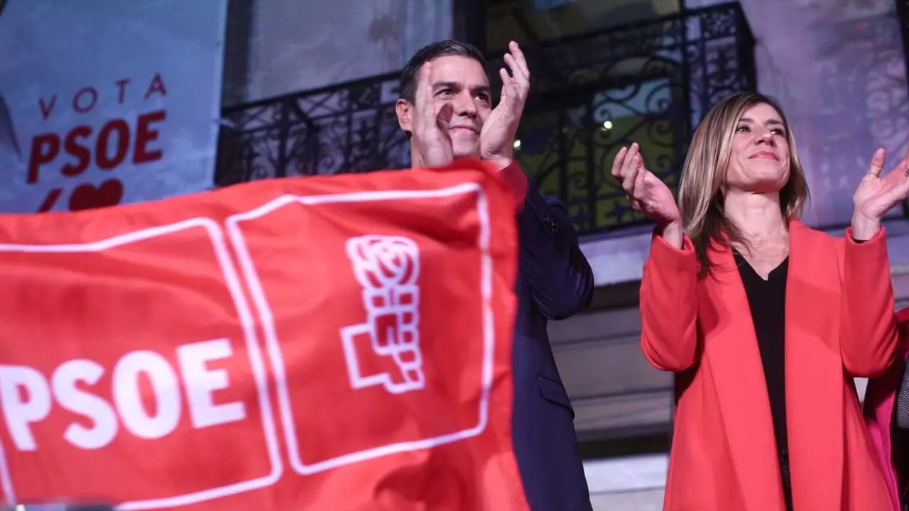 El presidente del Gobierno, Pedro S&aacute;nchez y su mujer, Bego&ntilde;a G&oacute;mez celebran los resultados del partido. / Eduardo Parra