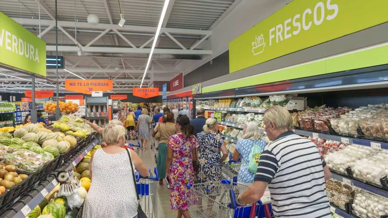 Varias personas en el supermercado Aldi. / ALDI