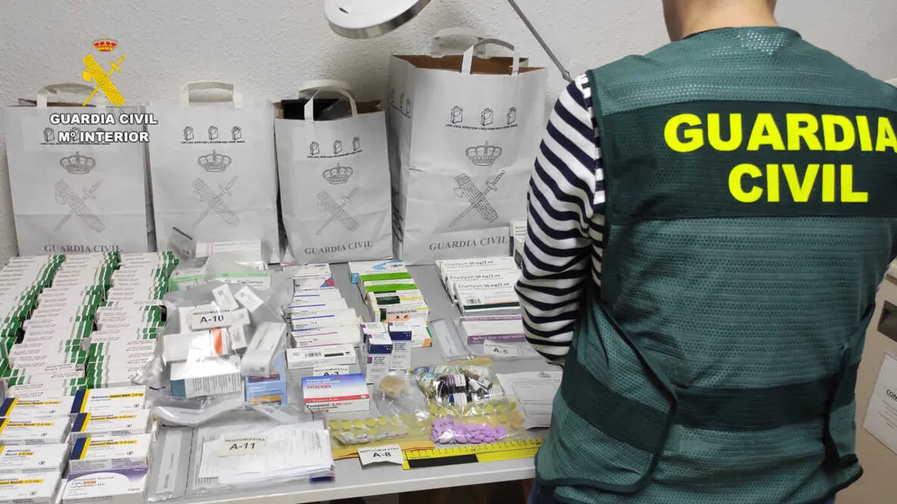 La Guardia Civil con el material incautado. / G.C.