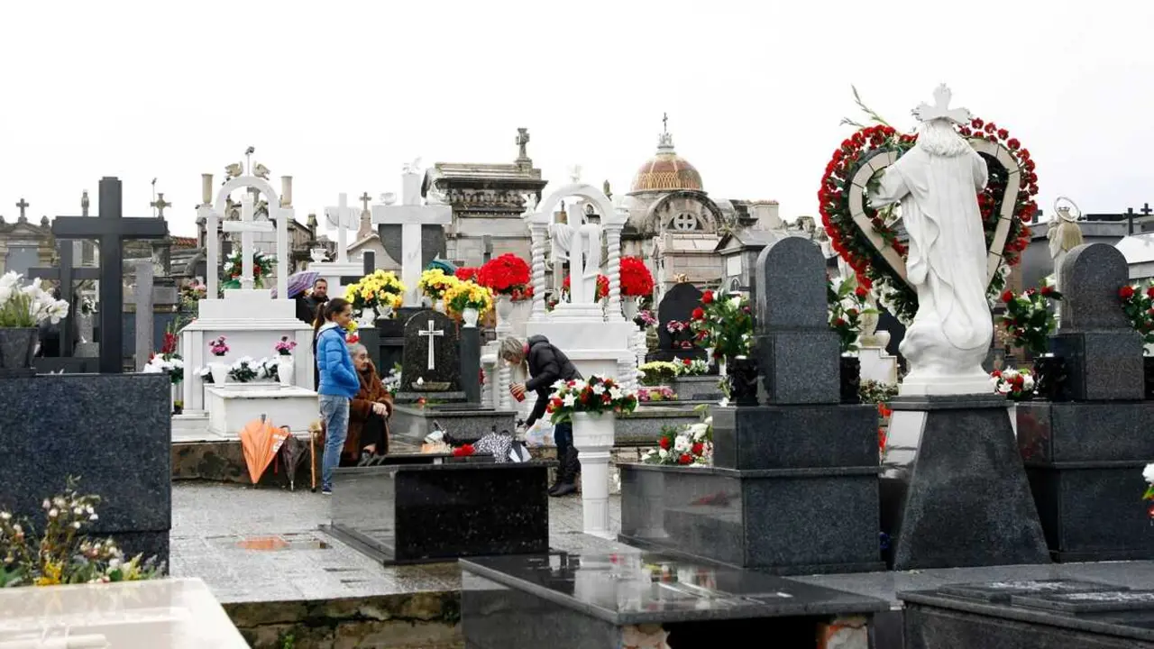 Varias personas visitan Cementerio de Ciriego con motivo de la celebraci&oacute;n del D&iacute;a de Todos los Santos. / Alerta