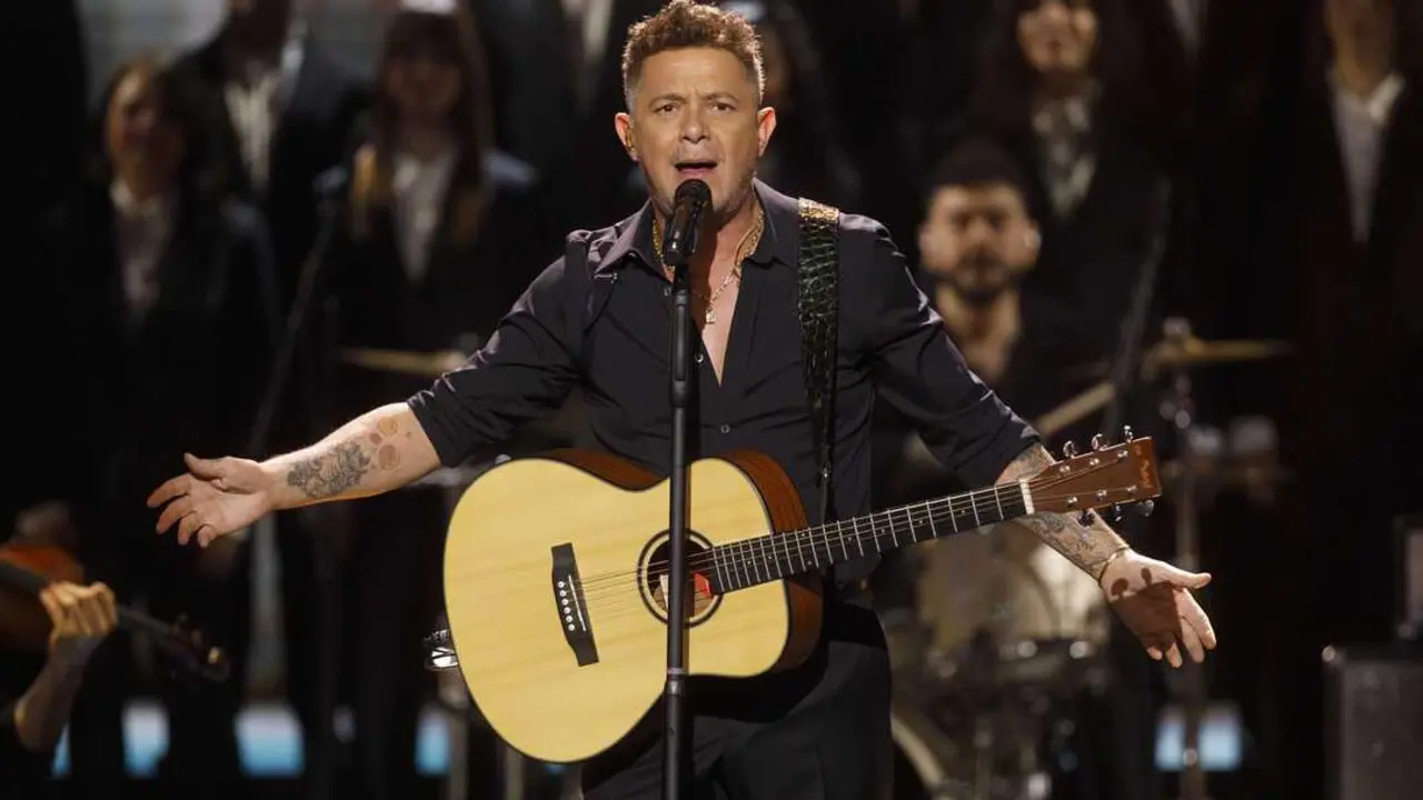 El cantante Alejandro Sanz durante una actuaci&oacute;n. EP