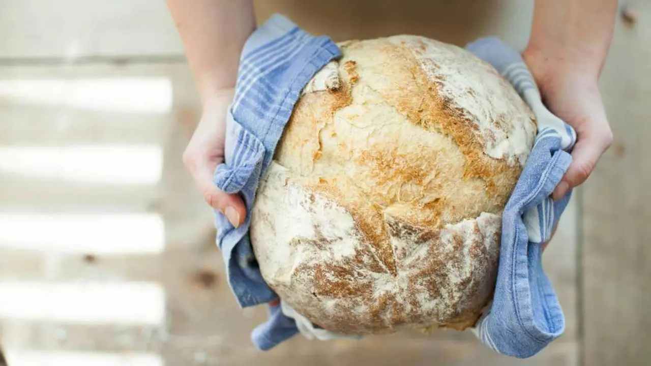 Aunque siempre ha sido considerado un alimento b&aacute;sico en la dieta mediterr&aacute;nea, el pan est&aacute; viendo c&oacute;mo su consumo cae dr&aacute;sticamente. / A.E