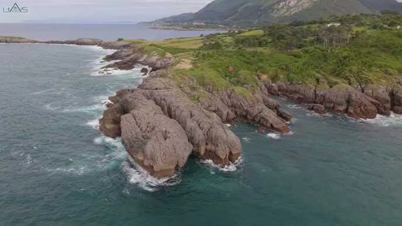 Rodeado de acantilados y dunas, Sonabia ofrece una experiencia &uacute;nica entre el mar y la monta&ntilde;a. / YT