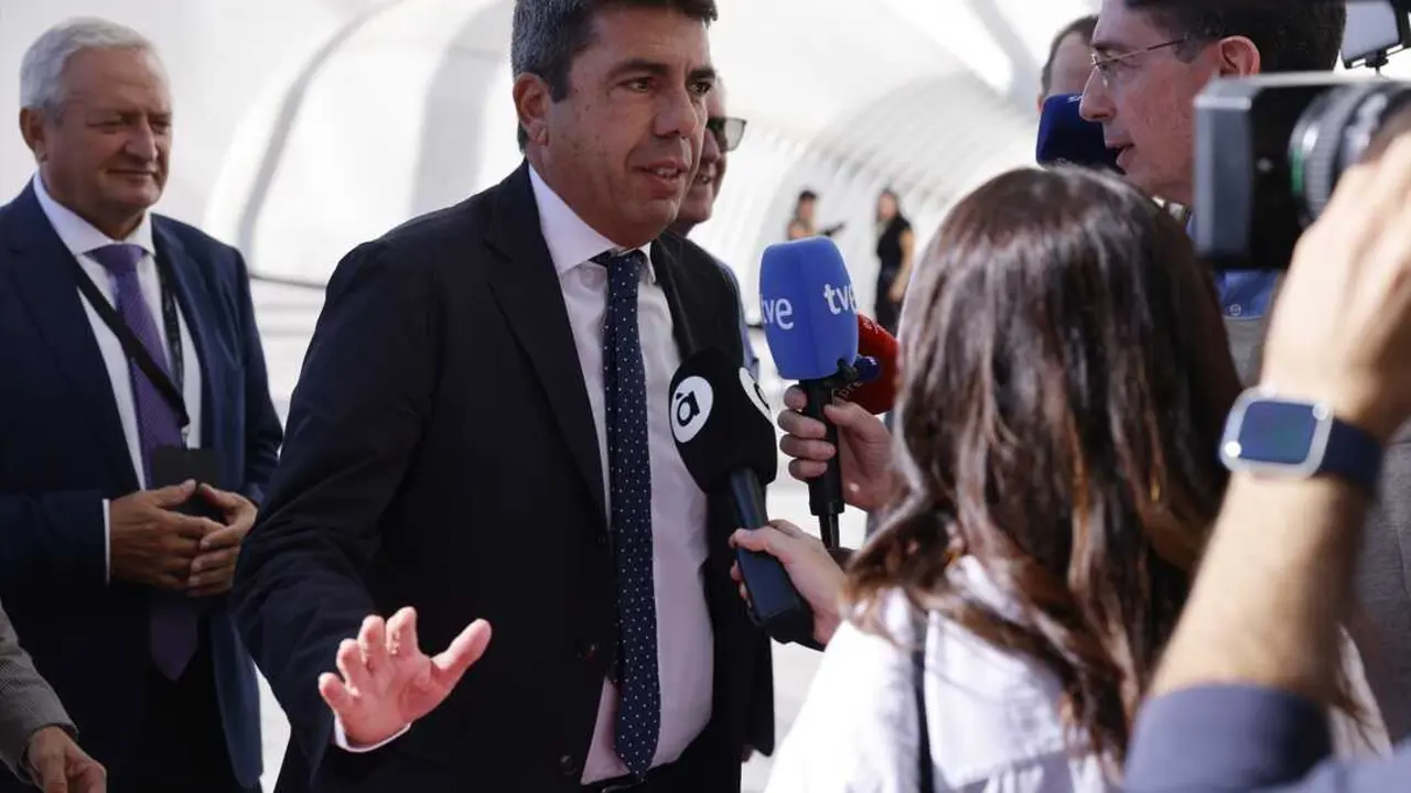 El presidente de la Generalitat valenciana, Carlos Maz&oacute;n, atiende a los medios. / Rober Solsona