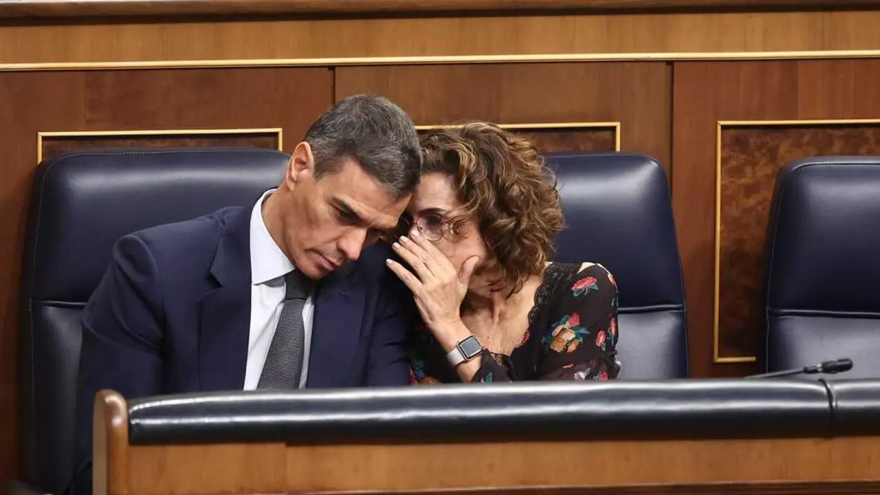 El presidente del Gobierno, Pedro S&aacute;nchez, y la vicepresidenta primera y ministra de Hacienda, Mar&iacute;a Jes&uacute;s Montero, durante una sesi&oacute;n de control. / Eduardo Parra