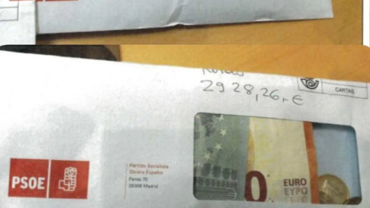 Sobres del PSOE con dinero. / X