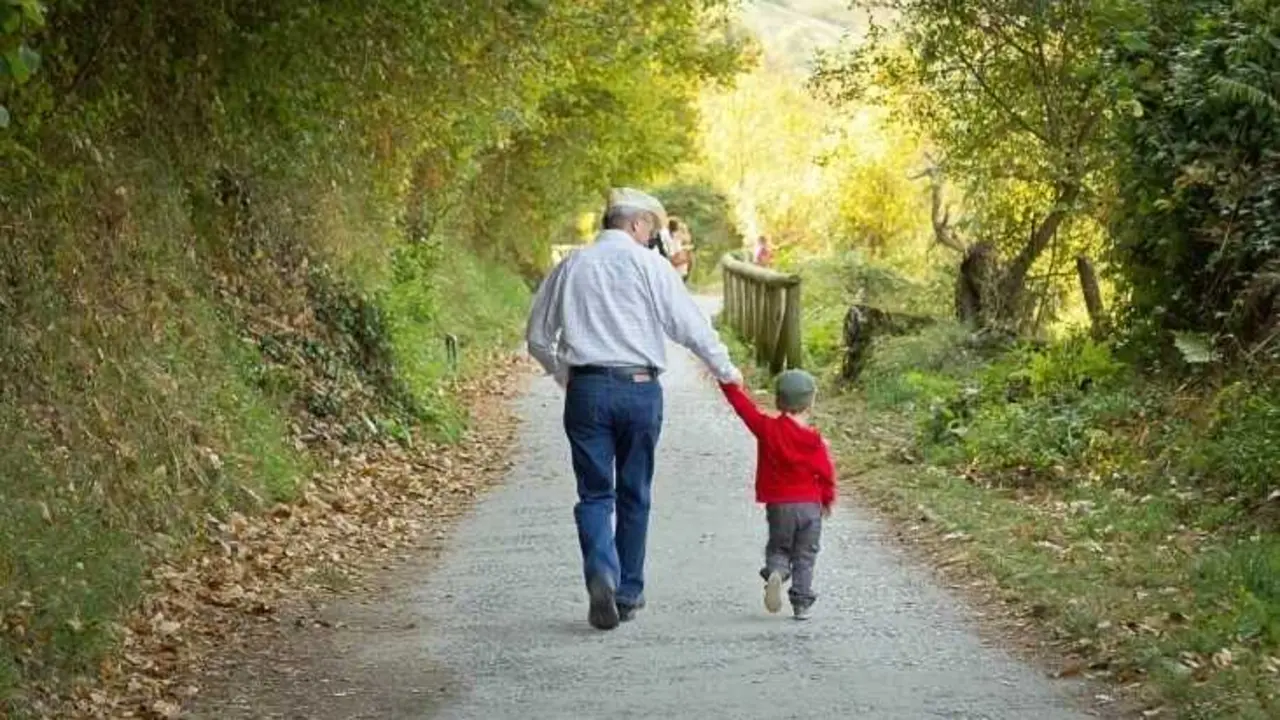 Un abuelo pasea con su nieto. / EP