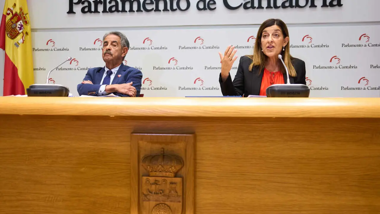 El presidente del PRC, Miguel &Aacute;ngel Revilla y la presidenta de Cantabria, Mar&iacute;a Jos&eacute; S&aacute;enz de Buruaga,
atienden a los medios tras firmar el acuerdo para los presupuestos de Cantabria de 2024. / Alerta
