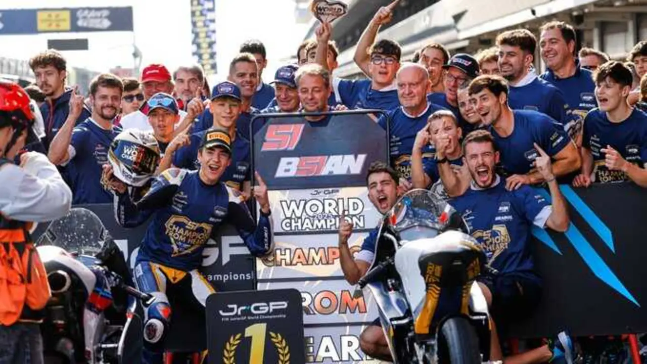 El c&aacute;ntabro celebra el t&iacute;tulo con su equipo. / Circuit de Barcelona