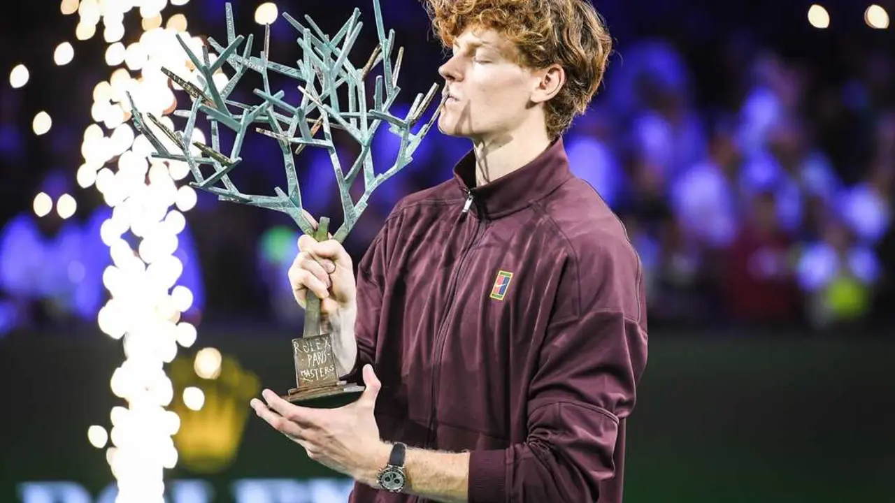 El tenista italiano Jannik Sinner celebra con el trofeo tras su victoria en la final del Masters de Par&iacute;s. / Matthieu Mirville