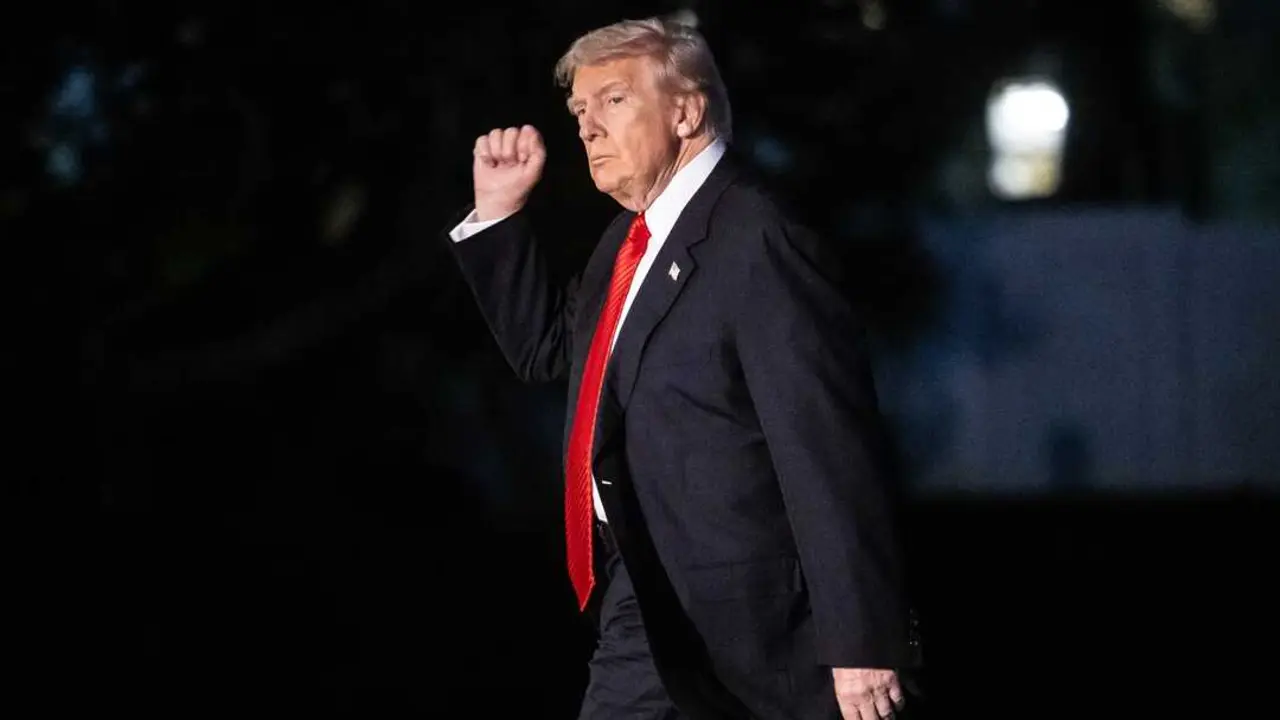 El presidente de Estados Unidos, Donald J. Trump, saluda a la prensa mientras camina por el Jard&iacute;n Sur de la Casa Blanca en Washington D. C., EE. UU. / EP