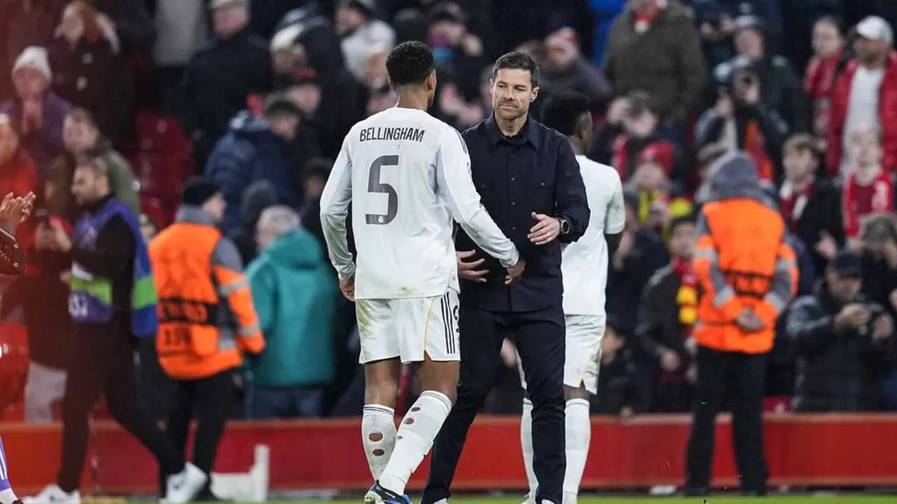 Xabi Alonso saluda a Bellingham tras caer en Liverpool. / EP