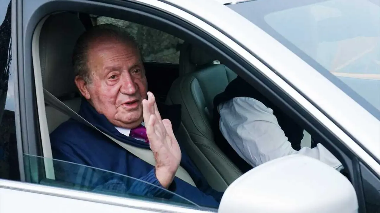 El Rey Em&eacute;rito Juan Carlos I saluda desde un veh&iacute;culo a su salida de la casa de Sanxenxo camino de Madrid. / &Aacute;lvaro Ballesteros