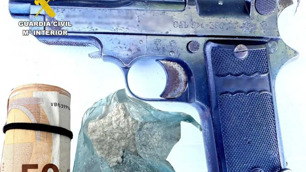 La pistola, dinero y parte de la droga. / G.C.