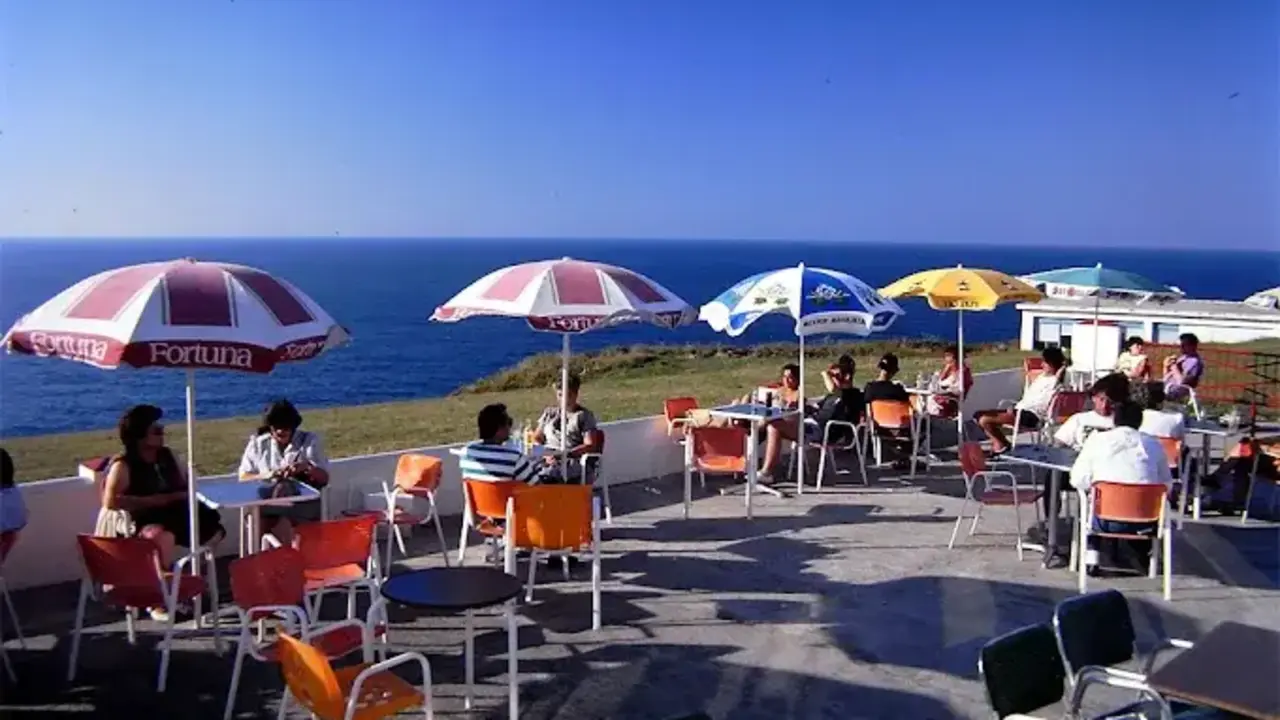 Santander tiene muchos bares, pero pocos cuentan con una terraza como la de este bar. / A.E