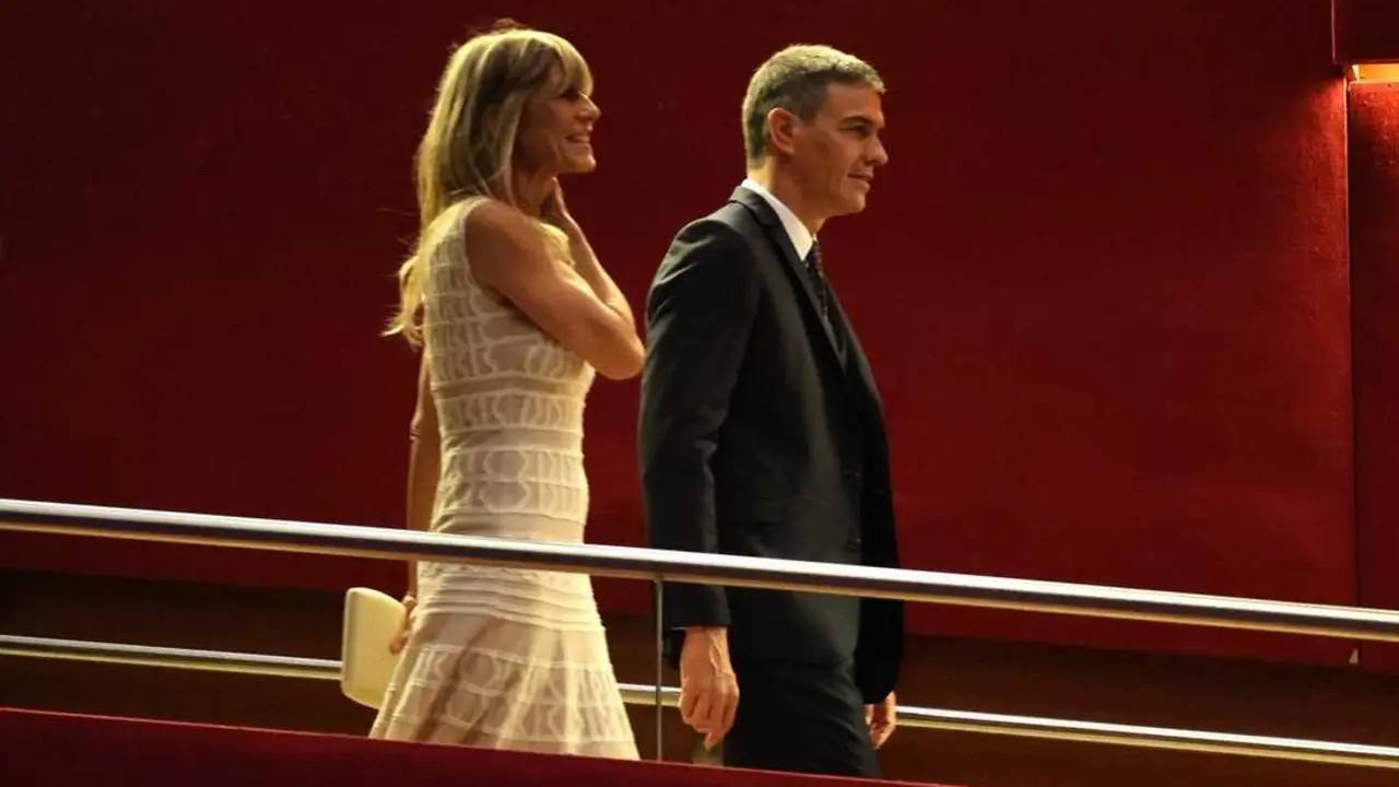 El presidente del Gobierno, Pedro S&aacute;nchez, y su mujer, Bego&ntilde;a G&oacute;mez, a su llegada a la entrega del Premio Donostia. / Ra&uacute;l Terrel