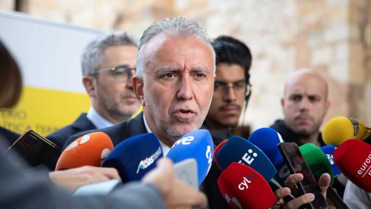 El ministro de Pol&iacute;tica Territorial y Memoria Democr&aacute;tica, &Aacute;ngel V&iacute;ctor Torres, atiende a los medios. / Paloma V. Escarpa