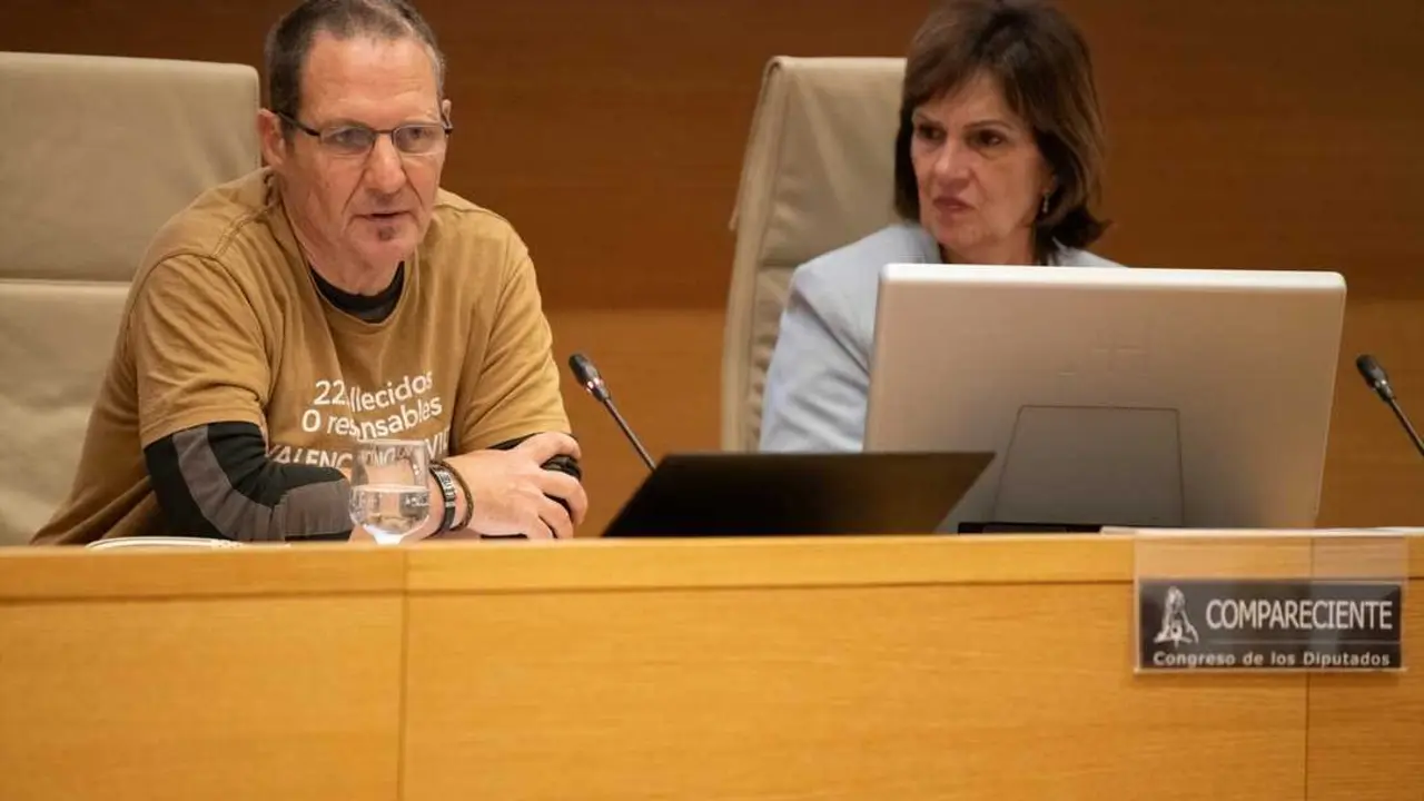 El presidente la Asociaci&oacute;n Damnificados DANA Horta Sud Valencia, Manuel Cristian Lesaec Catal&aacute;, comparece ante la Comisi&oacute;n de Investigaci&oacute;n de la dana. / Fernando S&aacute;nchez