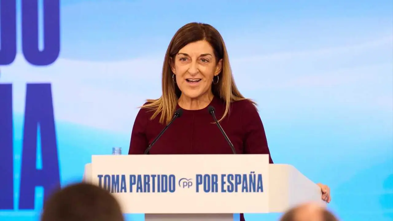 La presidenta de Cantabria, Mar&iacute;a Jos&eacute; S&aacute;enz de Buruaga, interviene durante la presentaci&oacute;n del Plan Nacional de Aut&oacute;nomos. / Juanma Serrano