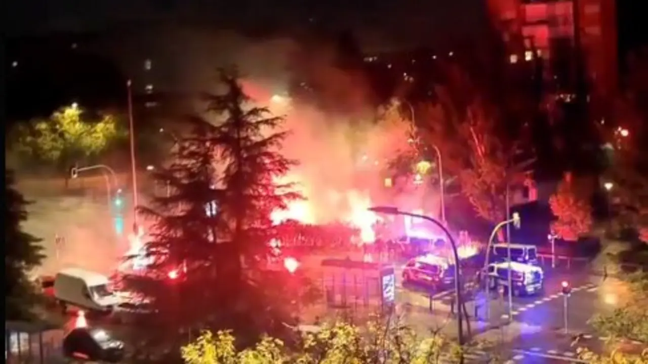 Disturbios tras los altercados entre los ultras del Rayo y el Lech. / X