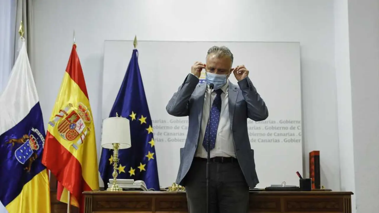 El presidente de Canarias, &Aacute;ngel V&iacute;ctor Torres, se quita la mascarilla a su llegada para ofrecer una rueda de prensa. / Jes&uacute;s Hell&iacute;n