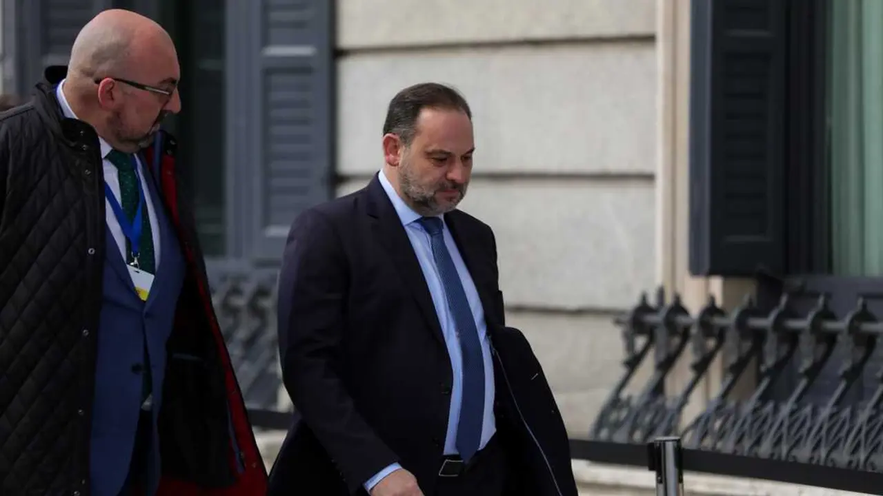 El exministro de Fomento, Jos&eacute; Luis &Aacute;balos (dech), y Koldo Garc&iacute;a Izaguirre (izq), a su llegada al Congreso. / Jes&uacute;s Hell&iacute;n