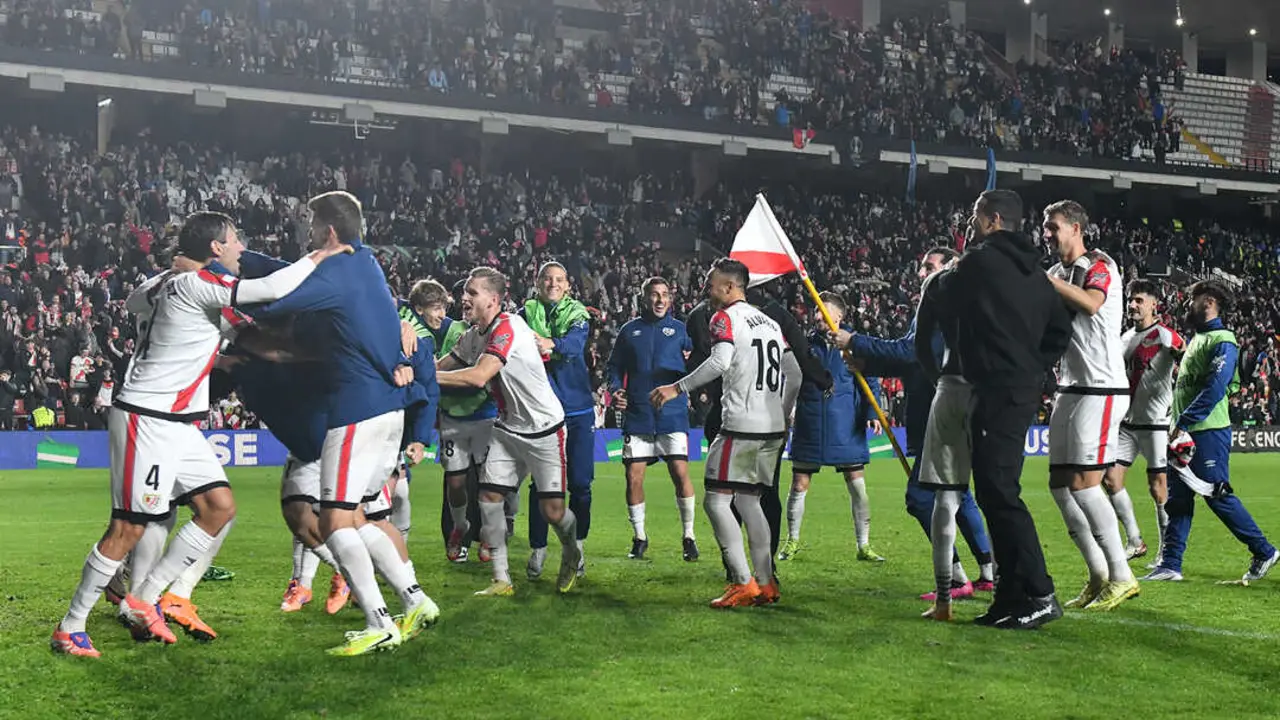 Los jugadores del Rayo celebran la victoria. / X
