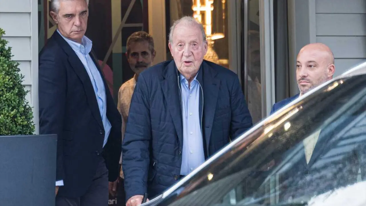 El Rey em&eacute;rito Juan Carlos I a su salida del restaurante D&rsquo;Berto. / Elena Fern&aacute;ndez