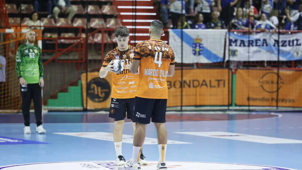 Isidoro Mart&iacute;nez y Marcio Silva durante un encuentro. / BM Torrelavega