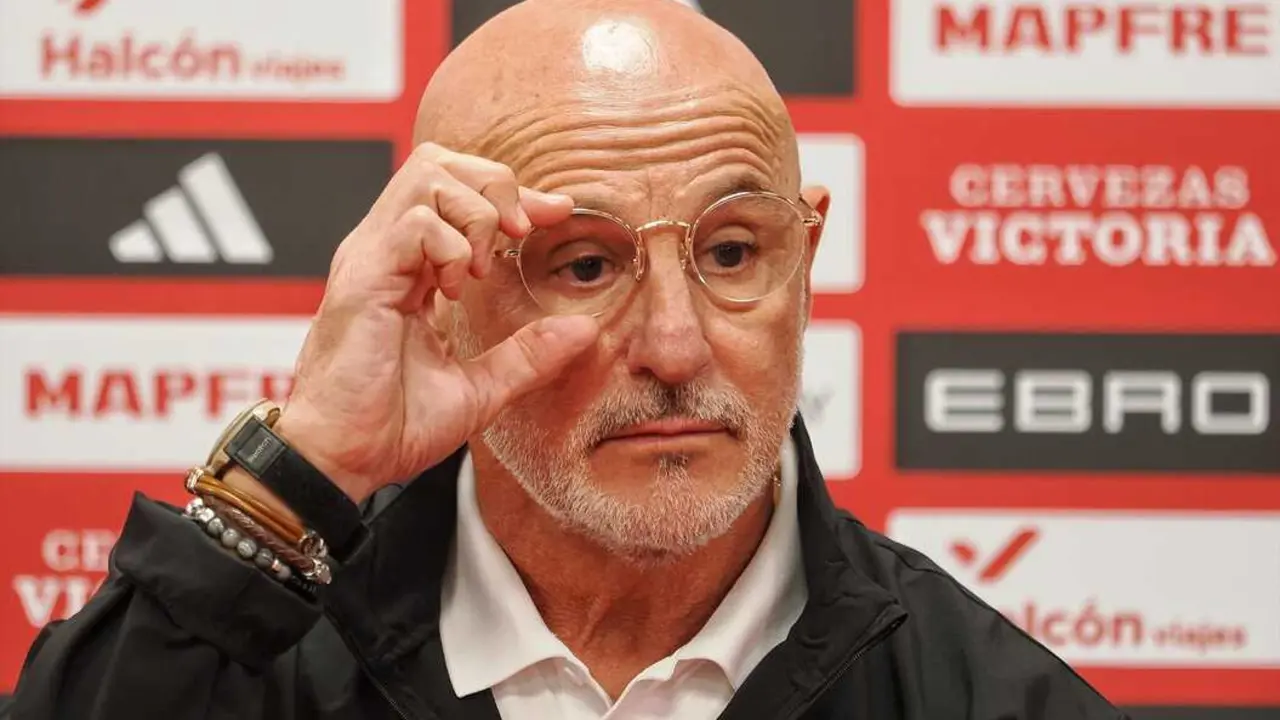 El seleccionador espa&ntilde;ol, Luis de la Fuente, durante una rueda de prensa. / EP