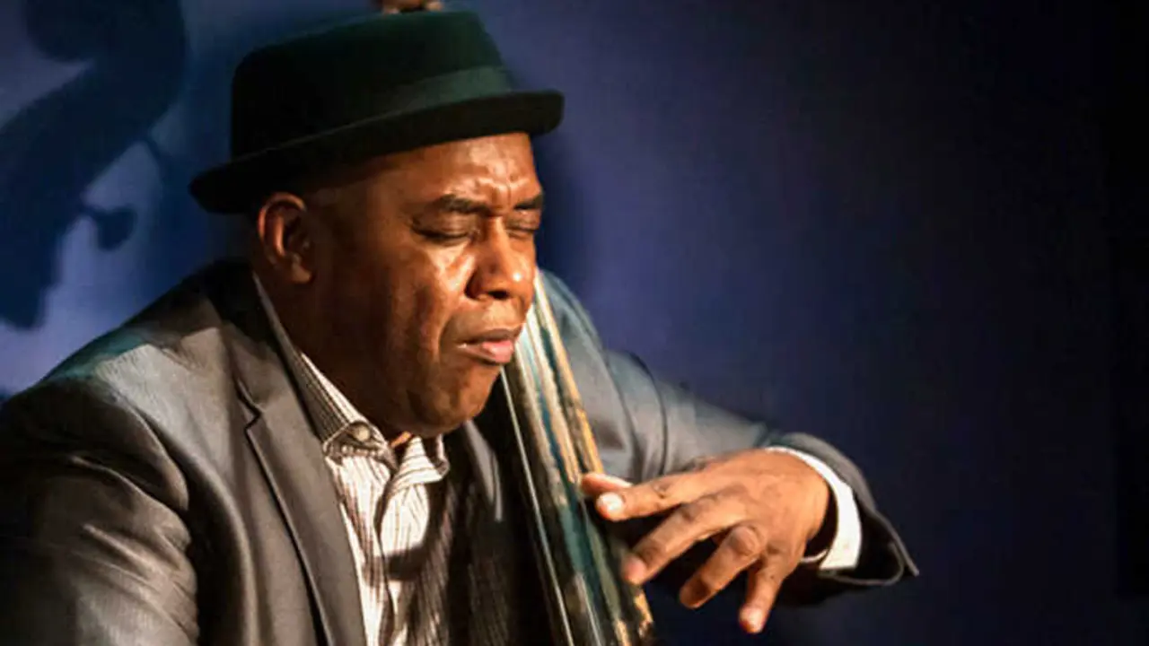 El contrabajista y bajista el&eacute;ctrico Essiet Essiet durante una sesi&oacute;n de jazz. / x