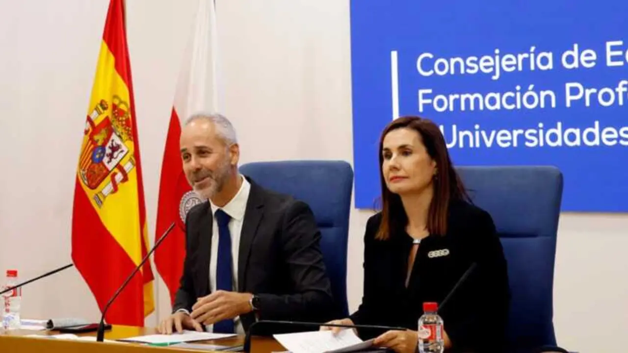 El consejero de Educaci&oacute;n, Sergio Silva, durante la presentaci&oacute;n de ayer. / alerta