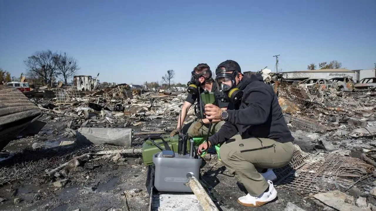 Miembros del 41.&ordm; Equipo de Apoyo Civil de la Guardia Nacional de Kentucky utilizan un espectr&oacute;metro de masas con cromatograf&iacute;a de gases port&aacute;til para analizar la presencia de sustancias qu&iacute;micas t&oacute;xicas en el aire en el lugar del accidente a&eacute;reo. / EP